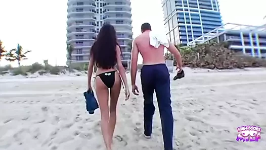 Bikinili Brezilyalı esmer kız plajda alınıyor ve sikiliyor