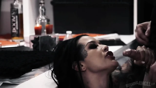 Burning Angel - muhteşem gotik bebek Katrina Jade yüzüne boşalana kadar amını ve yüzünü siktiriyor