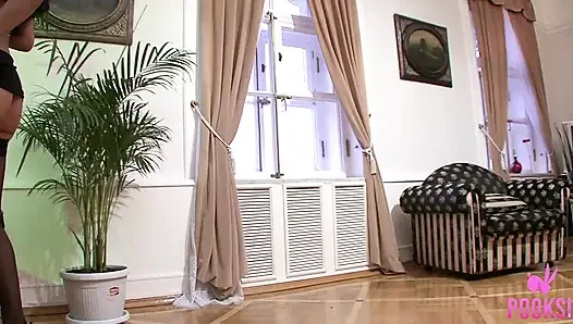 Götten sikilen bebek Bayley biraz çifte penetrasyon için göt yanaklarını açıyor!