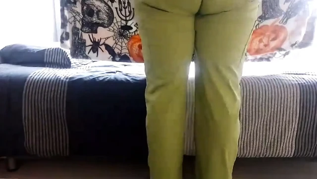 A big-assed MILF masturbated my pussy until I had a rich and delicious squirt.