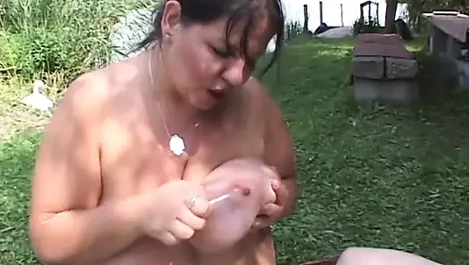 Şişman kızlar birbirlerini yalıyor ve parmaklıyor