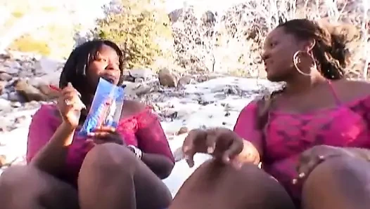 Bir üçlü iki büyük hood kızlar