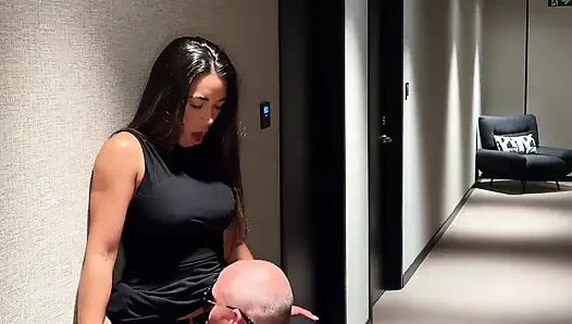 Tutkulu otel sikişi olgun adam genç latinla sikişiyor