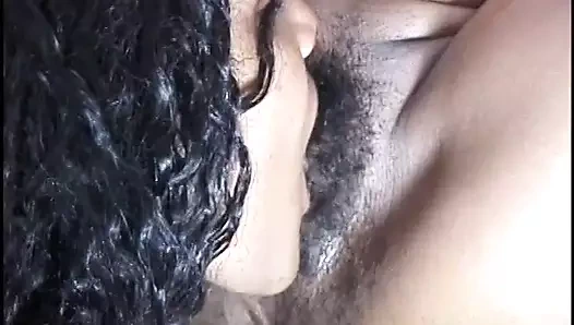 Siyah sürtükler takma yarakla sikişiyor