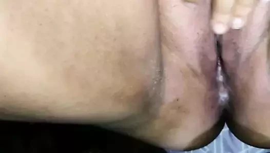 Seksi tombul kız arkadaşını yalamayı ve sikmeyi seviyor, çok ateşli ve domalarak sikilmeyi seviyor.