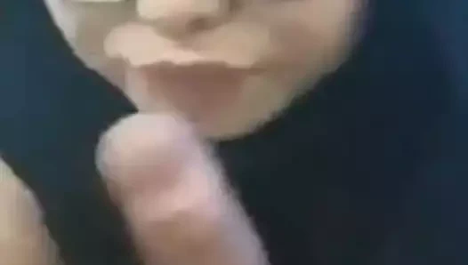 Endonezyalı tesettürlü kız arkadaş sakso çekiyor