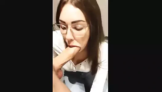 minyon porno iyi kız seviyor veren oral seks için ona patron