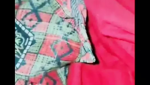 Amcığım çok kaşınıyor, bugün evde çok fazla insan var, tamamen çıplak amına yağ uygulayarak mastürbasyon yapıyor gibi hissediyorum.