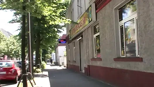 Pirsingli Alman orta yaşlı seksi kadın bir profesyonel gibi siyah yarağa biniyor