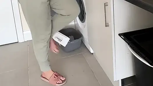 Bulaşıklar tam mesaneye karşı... Kontrolü kaybettim ve pantolona işedim