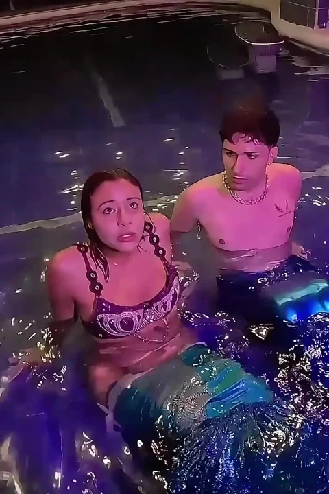 Merman deniz kızı arkadaşının amını yalıyor ve sonra kadın tüm döllerini boşaltıyor
