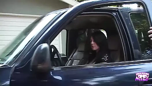 Minnettar bir esmer arabasını tamirine yardım eden adama sakso çekiyor