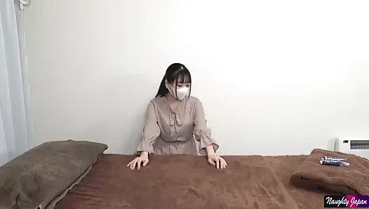 Nazik gülümseme davetiyesi. Sakin güzellik sıradan hayattan daha heyecan verici bir şey arıyor.1.