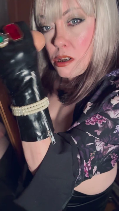 Seksi Gotik Tina Snua Seni Emişini ve El Yordamıyla Boşaltışını İzlerken Boşalman İçin İstiyor - Dildo BBW Eldiven Eldiven Fetişi | Klip 1