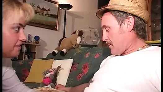 Seksi Alman sarışın yaşlı bir adamın yarağına biniyor