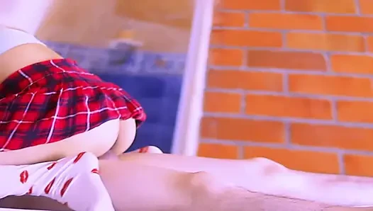 Evde günah: Üvey kız kardeş üvey erkek kardeşini acımasızca binmesi için baştan çıkarıyor.