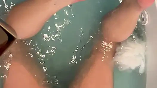 Üvey annem küvette beni baştan çıkarmaya çalışıyor