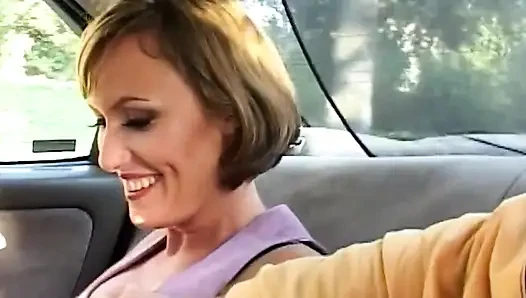 Sarışın orta yaşlı seksi kadın gırtlağına kadar alıyor ve yüzüne ateşli bir şekilde boşalıyor