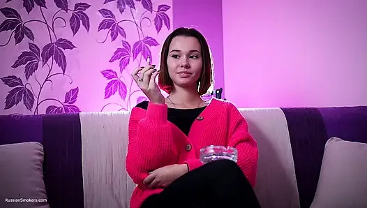 Seksi Rus muse sigara içiyor