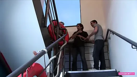 Denizciler deri donanma üniforması giymiş sürtüklerden harika grup seks partisi yapıyor