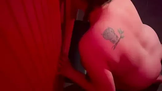 Hotwifekk duvar deliğinde 3 adamla sikişiyor