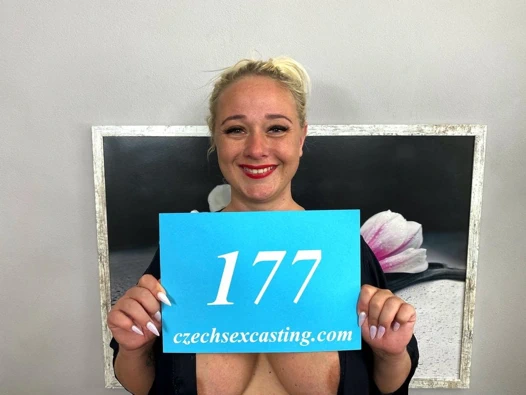 chubby sarışın horoz yiyen parlar içinde döküm