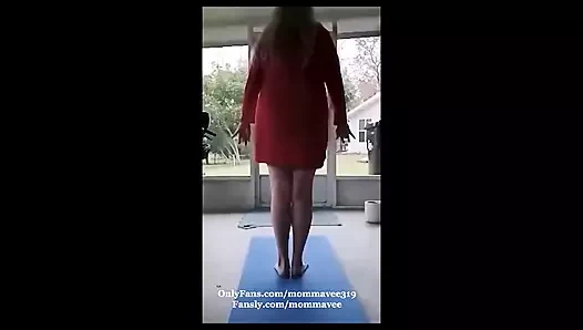 Biraz yoga yapıyorum ve kıyafetlerim düşüyor! Beğen, yorum yap, takip et ve abone ol lütfen!