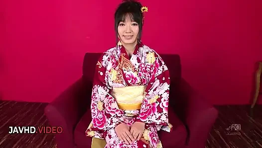 Chiharu'nun ateşli sakso ve dölleme ile ıslak kimono üçlü seksi