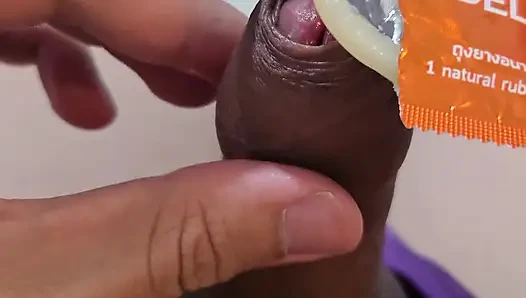 Kadın kılıklı kanisa götü büyük bir metal anal tıkaçla tıkalıyken mastürbasyon yapıyor