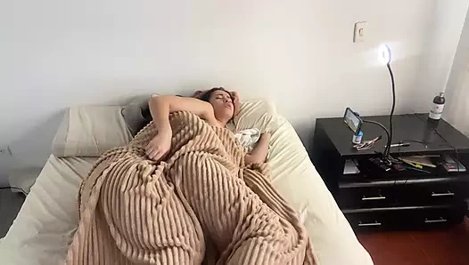 Soğuk bir sabahta yorganın altında lezbiyen seks