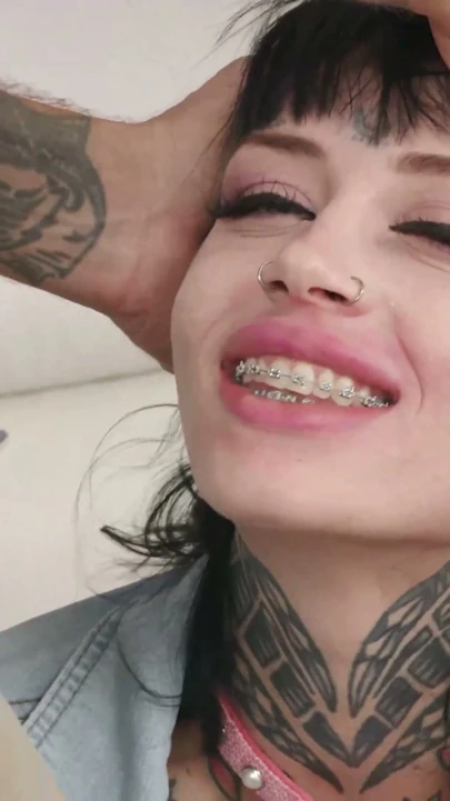 Çarpıcı gotik cc bebek bryan gozzling'in sert seksinden daha fazlasını istiyor! | Klip 1