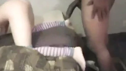 Genç sarışın becerdin tarafından siyah adam