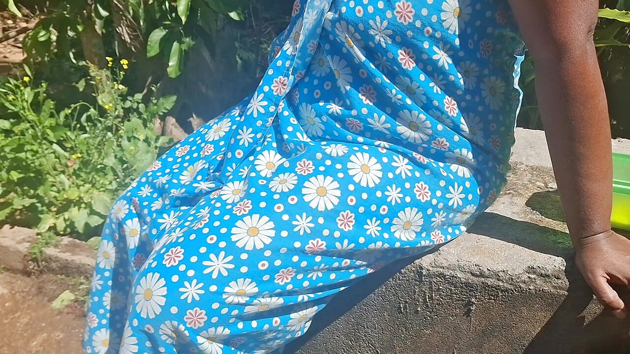 Üvey anne sabah açık havada banyo yapıyor