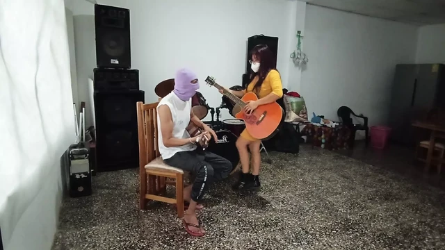 Sexi müzik öğretmeni öğrencisine cachondo poz veriyor