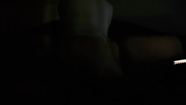 Onlar alt kattaki yeni yılı kutlarken karanlık bir odada sikişiyoruz