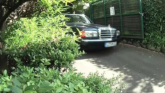 Ateşli sarışın orta yaşlı seksi kadın çamaşır odasında komşusu tarafından sert sikiliyor