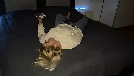 Mastürbasyon pornosu birden fazla orgazm izliyor titreyen seksi ayaklar sarışın inliyor klitoris ıslak amcık seks mastürbasyon