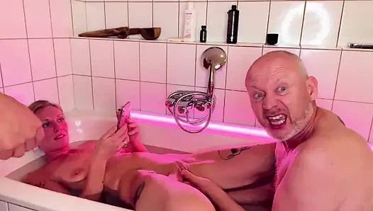 Sarışın orta yaşlı seksi kadın, ateşli latin ve yaşlı adamla üçlü yumruk sokma