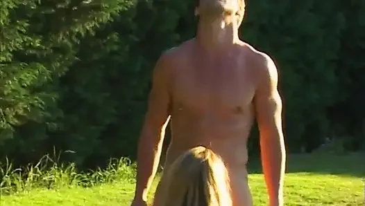 Şımarık kovboy kız amını yalattıktan sonra açık havada sakso çekiyor