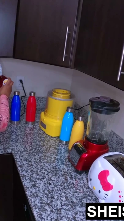 Bu evi zor yoldan yöneten üvey kızıma, Kasım'ı hatırlatarak, üvey babamın bacaklarının arasına girdiğini hatırlatıyor. | Klip 2