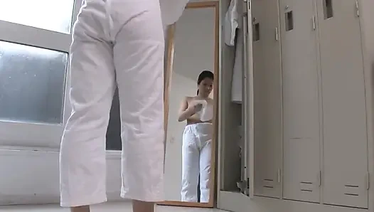 Güzel büyük memeli Asya sahnesi 3 güzel büyük memeli karate öğretmeni öğrencisiyle seks yapıyor