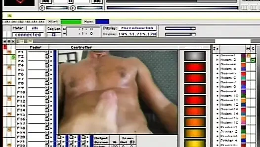 Kırmızı seksi iç çamaşırlı esmer kadın derin bir sakso çekiyor ve yüzüne döl duşu alıyor