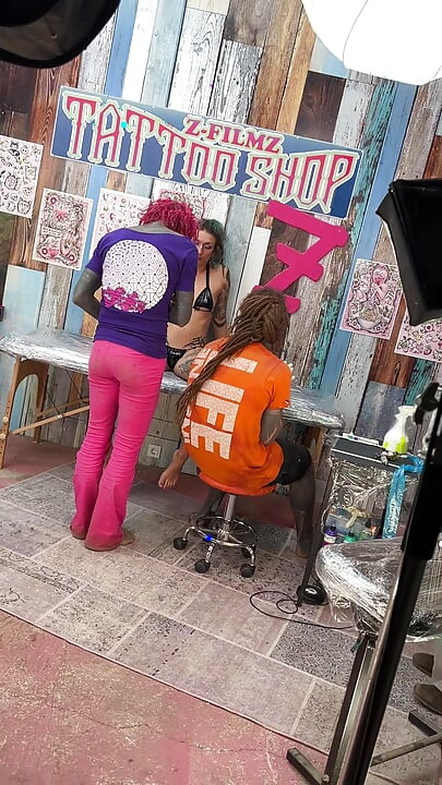 Kamera arkası dövme stüdyosu - kısa riskli klip