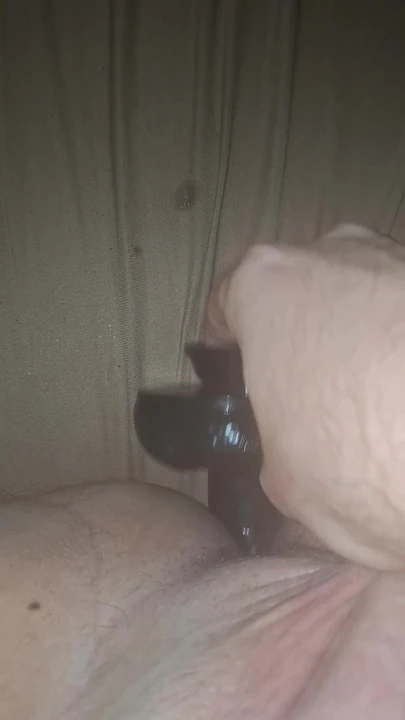 İlk kez kafesli halde kendimi dildo ile sikiyorum, sissy, gerçek bir sike ihtiyacım var