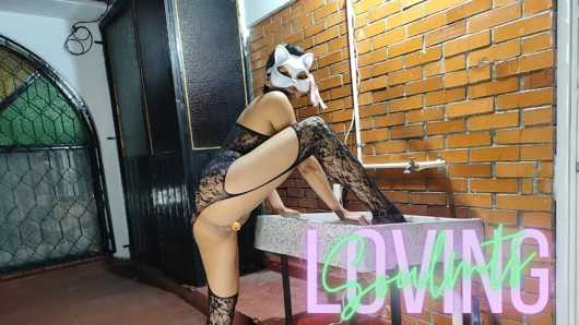 Komşuların bizi görüp görmediğine bakılmaksızın arka bahçede sikişiyoruz, sonunda cum'unu yutuyorum