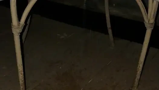 Evli kadın dışarıda işiyor