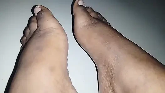 Sevimli ateşli kız finansal varlıklarınız karşılığında temiz yalamanız için sizi flithy ayaklarıyla kutsaıyor