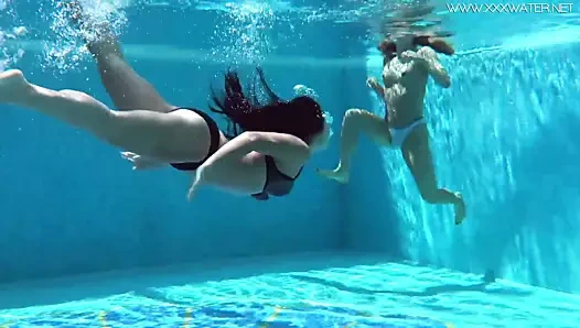 Jessica ve Lindsay havuzda çıplak yüzüyor