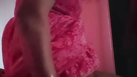 Hintli seksi kız büyük göğüslerini emiyor ve tam sert seks