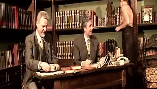 Doğal saçlı sarışın Alman genç erkek avcısı nostaljik sahnede anal seks yapıyor